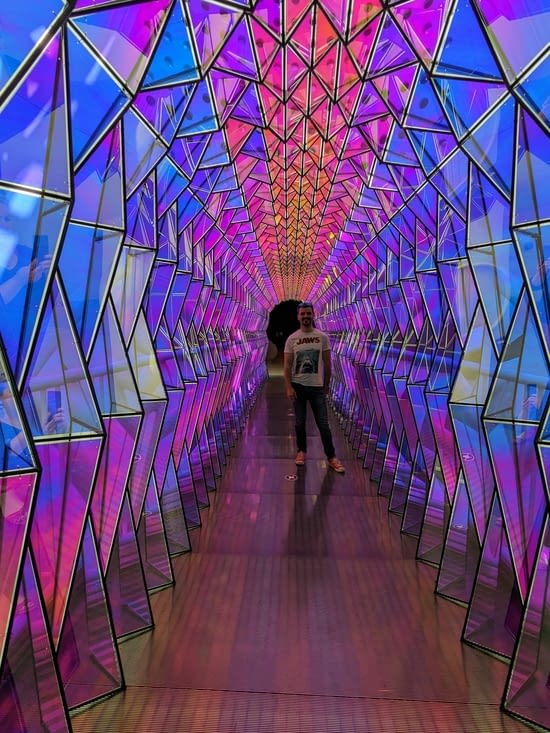Superbe installation avec un jeu de lumière magique quand on passe dedans