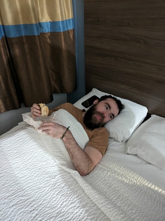 Julien est beaucoup trop fatigué pour manger son sandwich hors du lit 😂