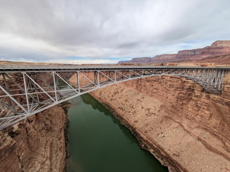 Le nouveau pont à côté et le début du Grand Canyon au bout