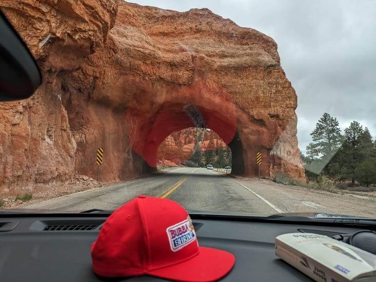 On s'approche du parc et de ses couleurs typiques