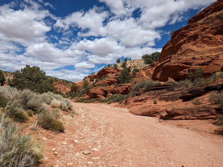 Début de la randonnée, marche dans un Wash.