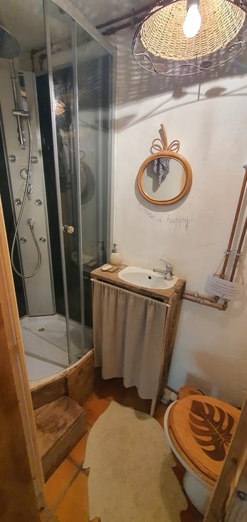 la douche et la toilette à l'étage