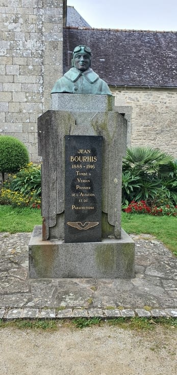 Monument à la mémoire de Jean Bourhis