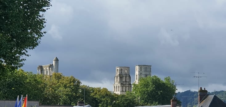 De loin les tours de l'Abbaye de Jumièges