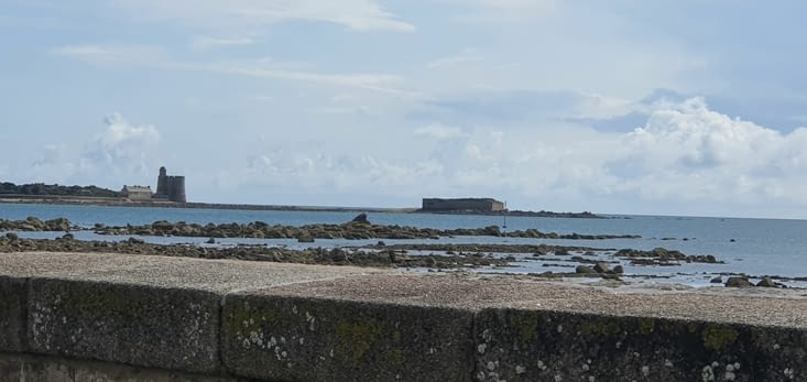 La Tour de Tatihou avec le Fort de l'Ilet 1