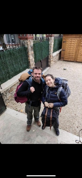 Des sacs bien lourds et des aurevoirs pleins d'émotions