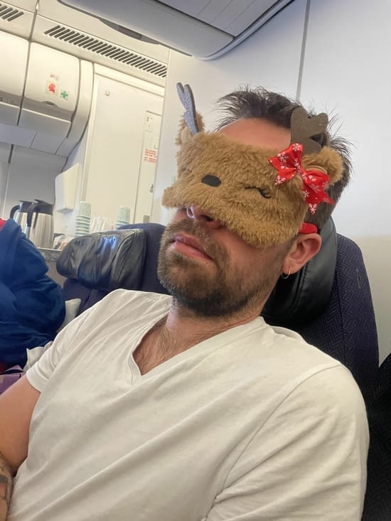 Clem qui tente une énième sieste, bien fatigué par ce long périple