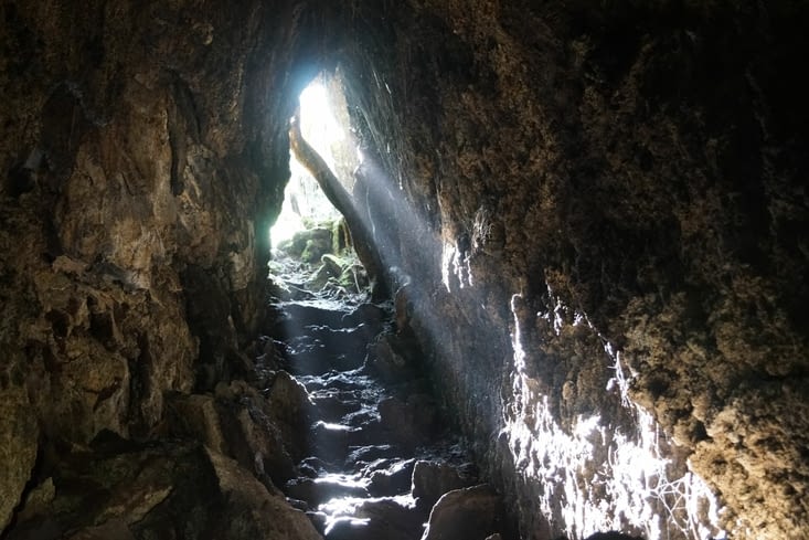 Visites de grottes faites de lave, une première!