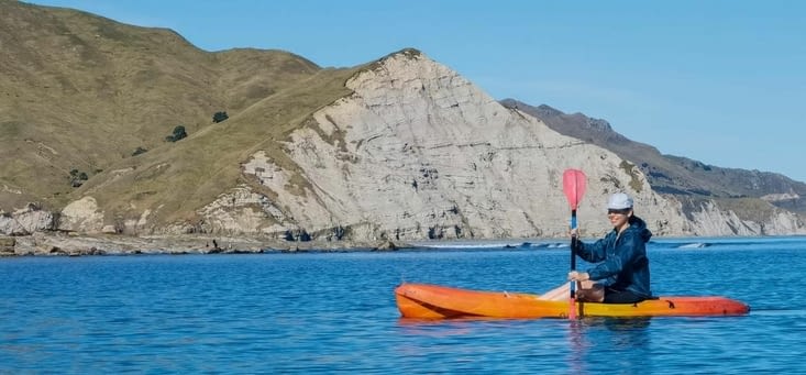 Balade en kayak sur une eau calme comme rarement en mer!