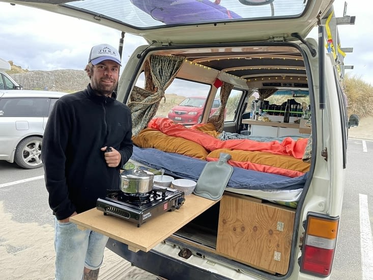 Repas sur notre nouvelle tablette faite maison, très pratique pour les soirées fraîches