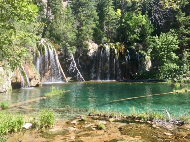 Les cascades de Hanging Lake