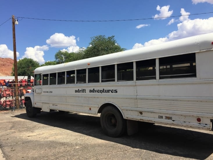 Le bus d'école upcyclé qui nous emmène sur les lieux