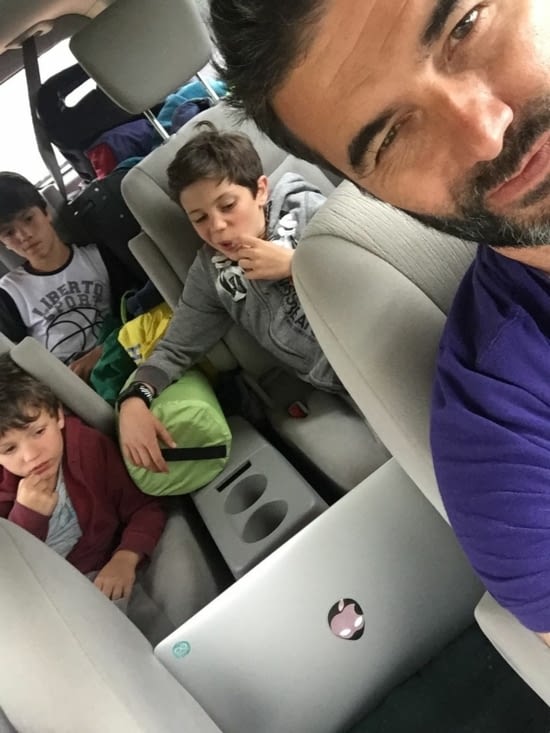 Arrivée avec la pluie : pause ciné in the car très appréciée des gars