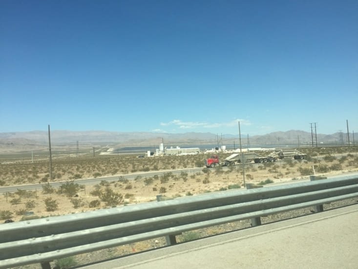 Des champs de panneaux solaires à perte de vue.