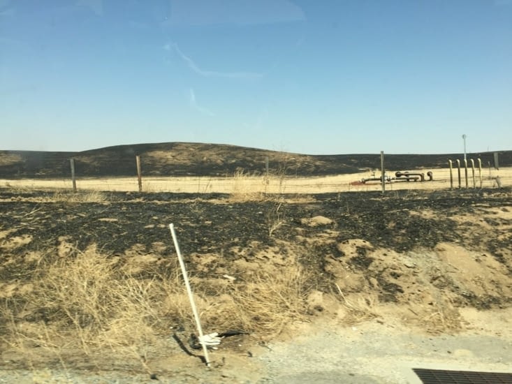 Sur la route, des restes d'incendies...