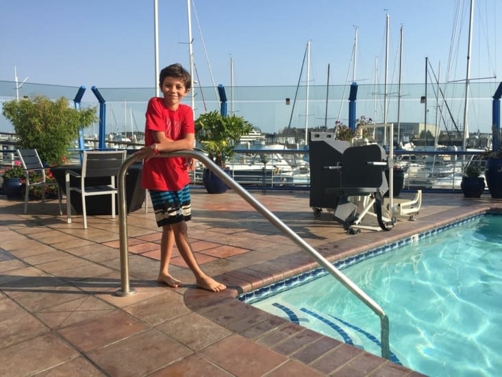 Waterfront Hotel, direction la piscine