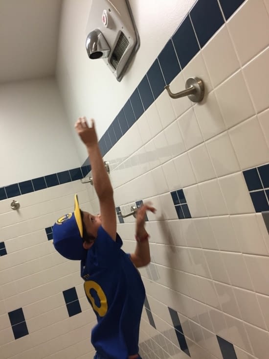 Un peu haut les sèche-mains mais à la hauteur des joueurs ;)