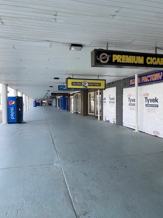 Shops along the see (all closed since it is not summer time obviously)