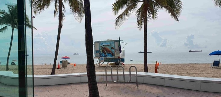 La plage de Fort Lauderdale avec la petite cahute des maitres nageurs sauveteurs surélevée