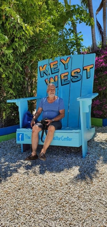 Pour une fois que c'est PJ qui a l'air tout petit!