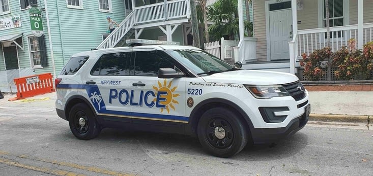 La devise des flics est affichée sur leur voiture: "protéger et servir le paradis".