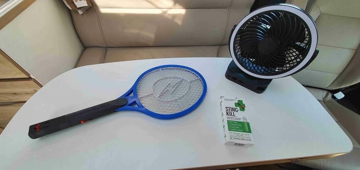 3 acquisitions: une raquette anti-moustiques, un calmant local et un nouveau ventilateur