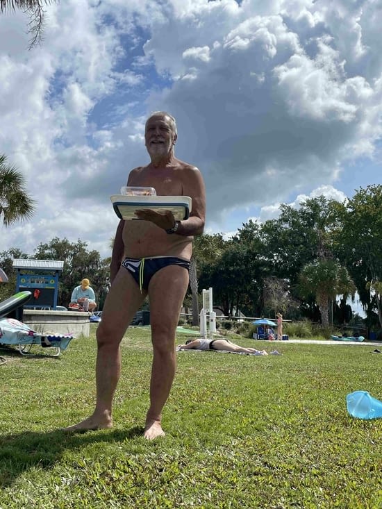 Quel service! Café et cinnamon rolls au bord de l'eau....