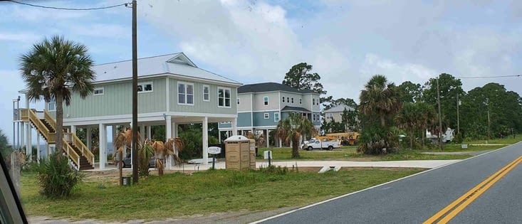 Le long de la plage, les maisons sont toutes surélevées