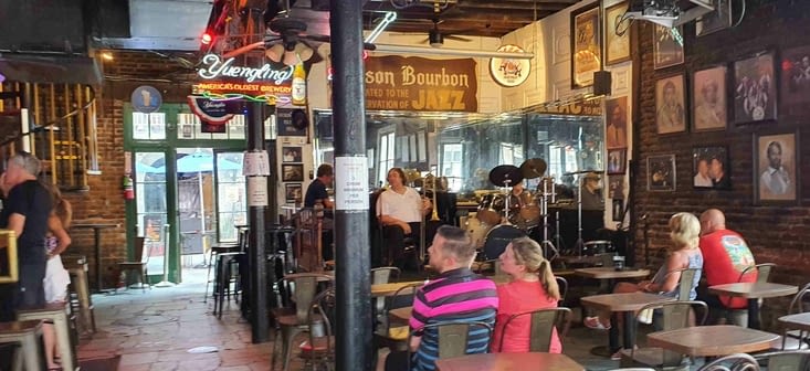 Dur de prendre en photo. La plupart des groupes refusent si on ne consomme pas