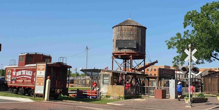 Un chateau d'eau typique des chemins de fer de l'ouest