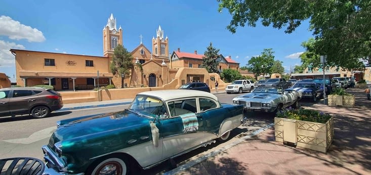 Autour de la plazza et de la cathédrale, des voitures des années 60