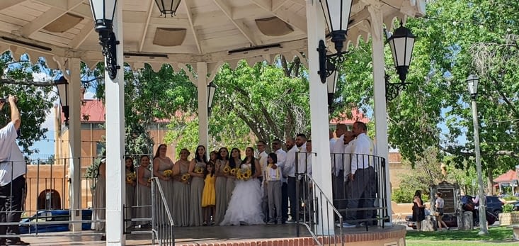 La 2ème est en blanc et garçons d'honneur avec bretelles jaunes assorties aux fleurs