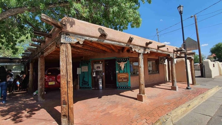 Un magasin typique style pueblo espagnol en adobe ocre