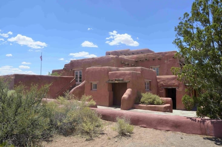 Au milieu de ce désert, une ancienne auberge de 1935 fermée depuis les années 60