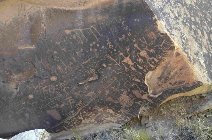 On peut voir sur des rochers, des petroglyphes; certaines ont plus de 5000 ans
