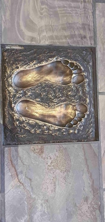 L'emplacement des pieds à gauche de l'autel