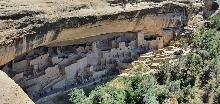 Cliff Palace: 150 pièces et 23 kivas massées sous le surplomb