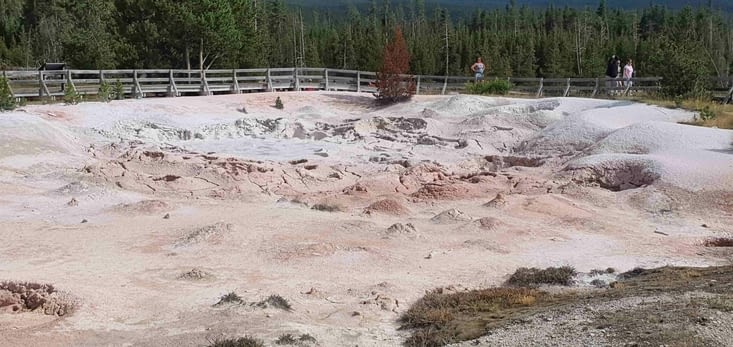 Fountain Paint pot, un bassin de boue glougloutante aux teintes rosées