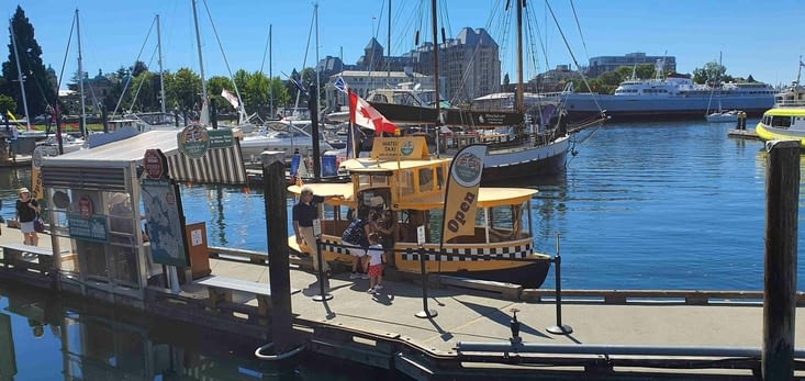 Un bateau taxi