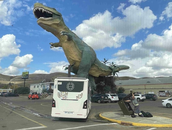 Notre cc passant près du gigantesque Tyrannosaurus Rex du Visitor Center de Drumheller