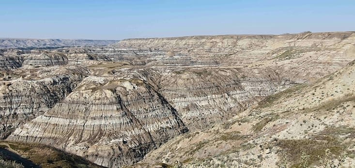 Les collines ou butes sont striées de façon incroyable