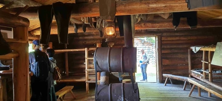 Les hommes dormaient avec les poux et la crasse sur des branchages de sapin