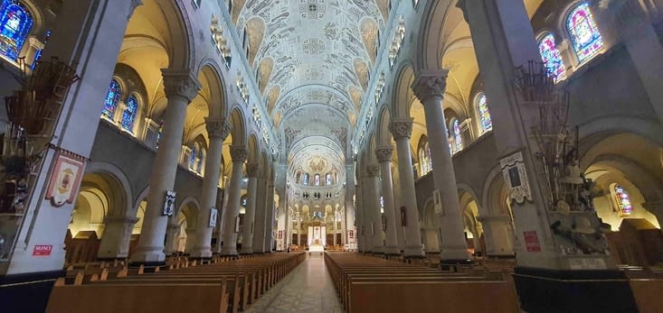 La voute de la nef centrale est recouverte de mosaïques relatant la vie de la sainte.