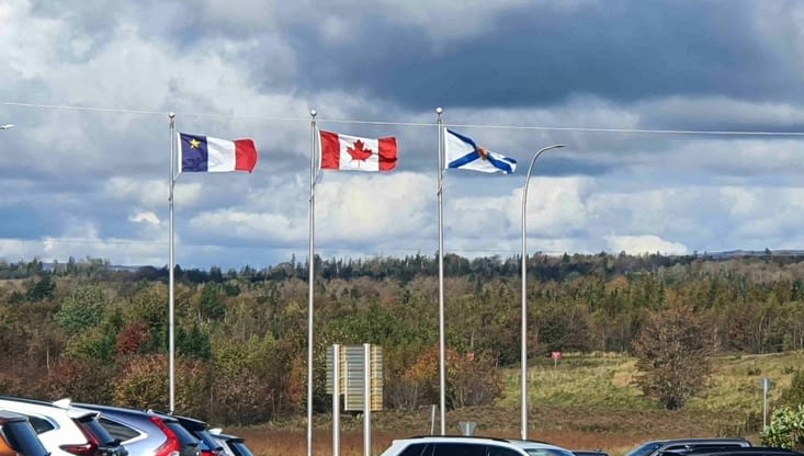 Les 3 drapeaux: acadien, canadien et Nouvelle Ecosse