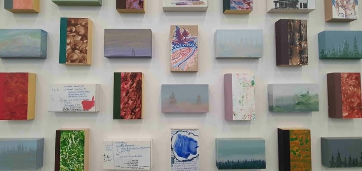 Chaque petit carré au format d'appareil photo est une oeuvre en elle-même