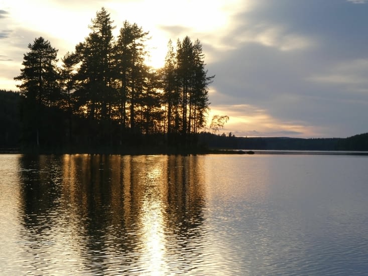 Seuls sur le lac au coucher du soleil