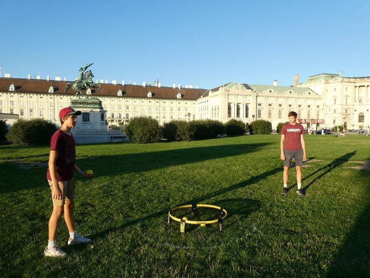 Jeux sur l ‘esplanade du chateau de Hofburg