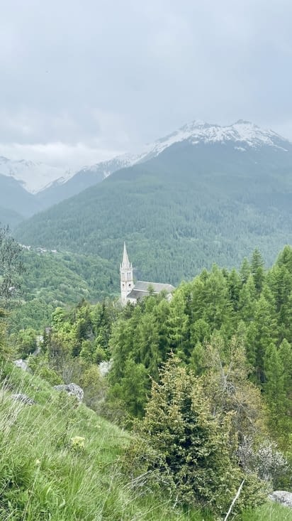 Une vue impressionnante de l’église d’Orsières sur les massifs forestiers