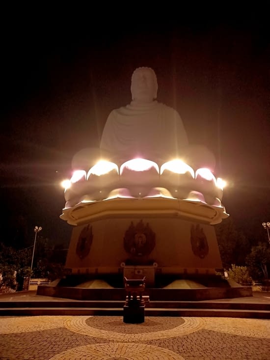 Le grand Bouddha by night