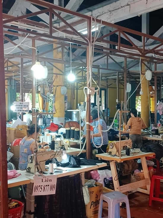 Le marché couvert en terrasse avec un atelier de couture